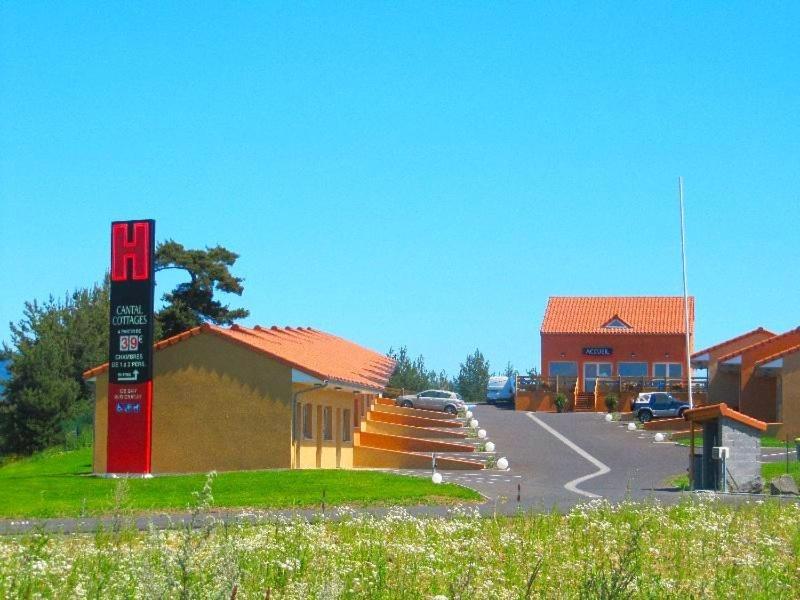 Hotel Cantal Cottages Saint-Georges  Екстер'єр фото